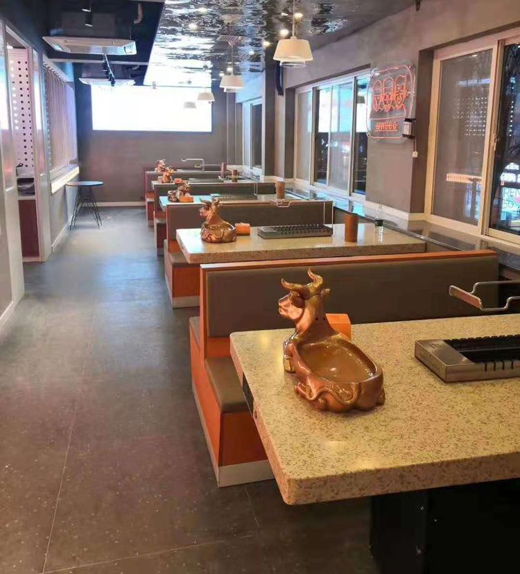 燒烤加盟店使用全自動無煙燒烤桌子